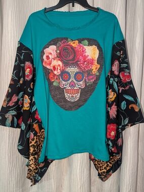 T-shirt PonchoTeal Floral Sugar Skull Women's Top
